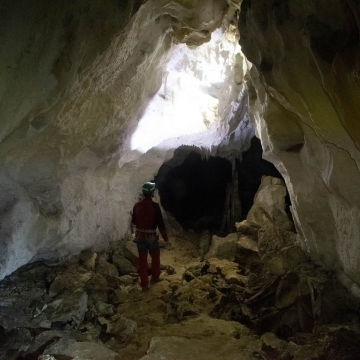 Спуск в пещеру Таврская