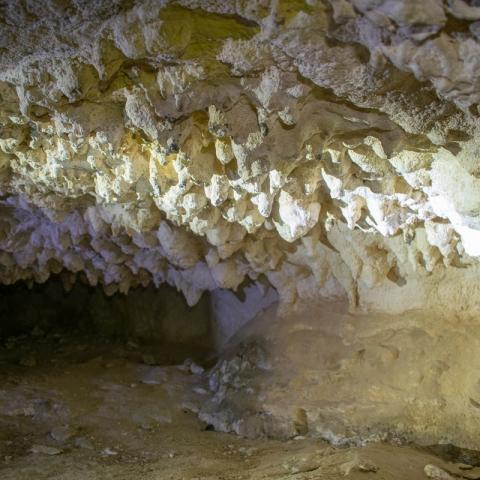 Спуск в пещеру Таврская