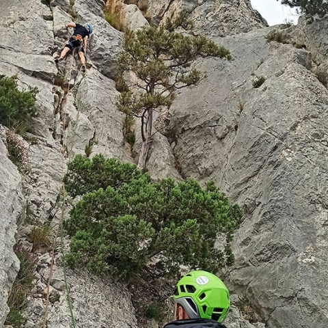 Восхождения и спуски с отвесных скал